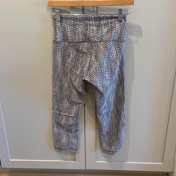 Wonder Under crop 21”  Lululemon size 8 - Picture 3 of 5